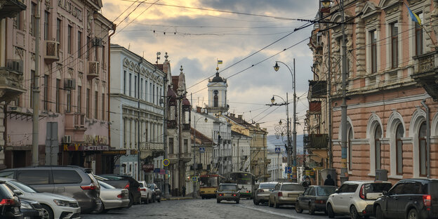 Eine Straßenflucht mit abendlichem Wolkenhimmel in Czeronowitz, Ukraine