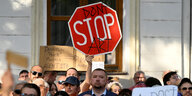 Protest mit einem STOP-Schild auf den Strassen von Bratislava