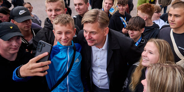 Jugendliche machen ein Selfie mit Maximilian Krah