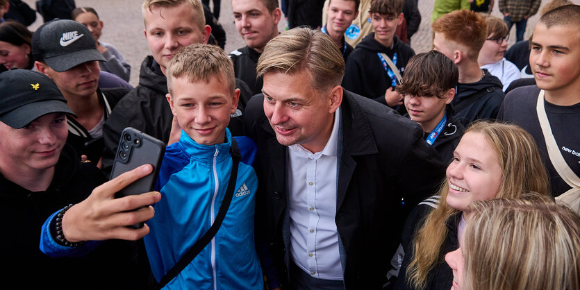 Jugendliche machen ein Selfie mit Maximilian Krah