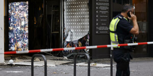 Polizeiabsperrung nach einer Explosion in einer Passage neben dem Nachtclub Club Vanity in Köln