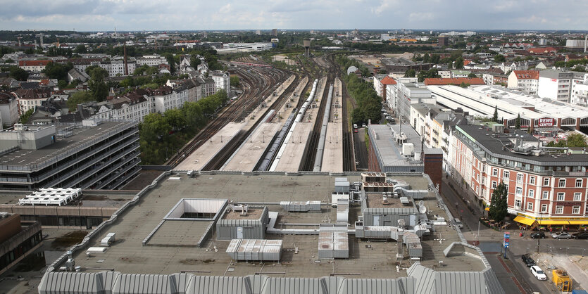 Der Bahnhof Altona und die von ihm abführenden Gleise aus der Vogelperspektive.