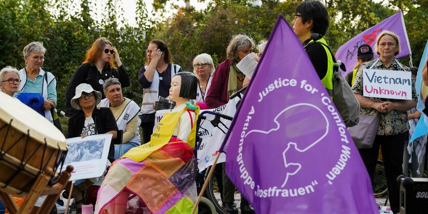 Demonstration gegen die Entfernung des "Trostfrauen"-Mahnmals in Moabit am Donnerstag vor der BVV Mitte