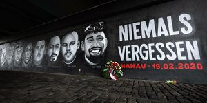 Unter der Friedensbruecke in Frankfurt erinnert ein 27 Meter langes Gedenk-Graffito an die Opfer des Anschlags in Hanau