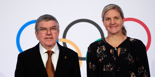 Thomas Bach und Kirsty Coventry posieren vor den olympischen Ringen