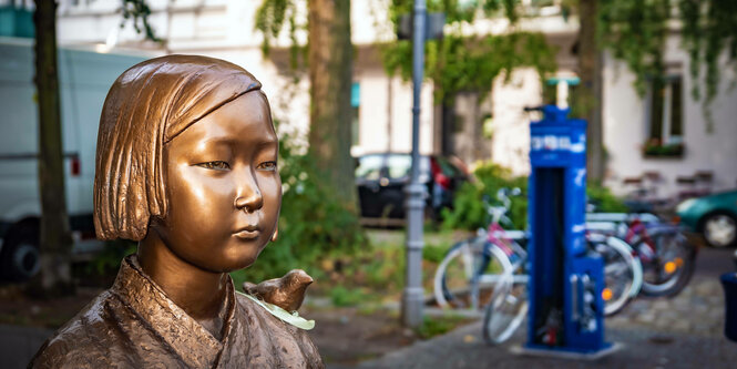 Das Bild zeigt die sogenannte Trostfrauenstatue in Moabit im Bezirk Mitte