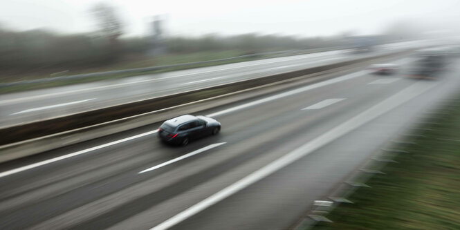 Ein Auto mit hoher Geschwindigkeit auf der Autobahn