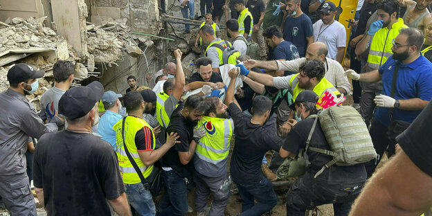 Rettungskräfte in Beirut bei der Bergung von Verletzten nach einem israelischem Raketenangriff