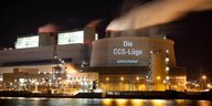 Auf ein Kraftwerk ist "die CCS-Lüge" projeziert