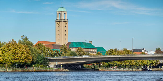 Blick über die Havel auf das Rathaus Spandau