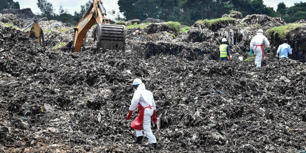 Bergungsarbeiten auf der Müllhalde in Kampala nach dem Erdrutsch