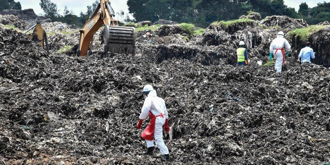 Bergungsarbeiten auf der Müllhalde in Kampala nach dem Erdrutsch