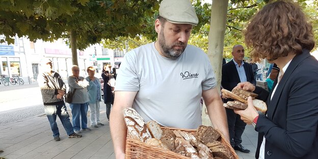 Bäcker Björn Wiese läuft mit einem Brotkorb herum