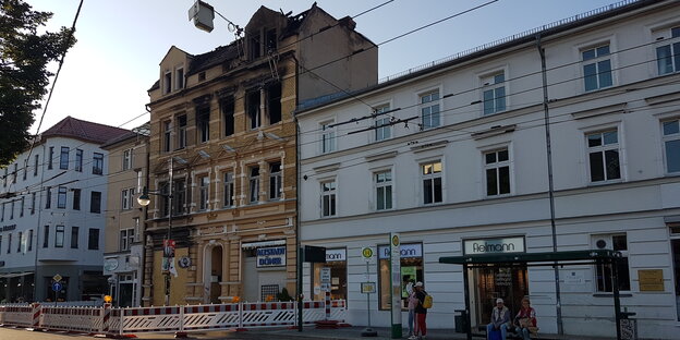 Ausgebrannte Ruine schräg gegenüber dem Marktplatz