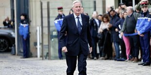 Michel Barnier läuft an einer Menschenmenge vorbei