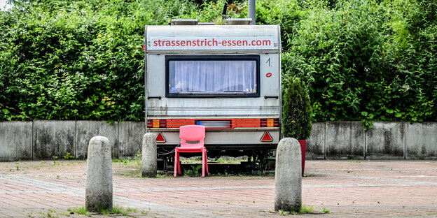 Ein Wohnwagenanhänger mit der Aufschrift Straßenstrich-Essen