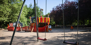 Ein Spielplatz in einer Grünanlage in Hamburg