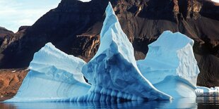 Ein Eisberg spiegelt sich im Wasser des Scoresby Sund (Grönland)