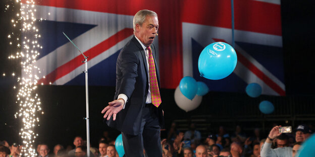 Politiker Nigel Ferage mit einem Ballon.