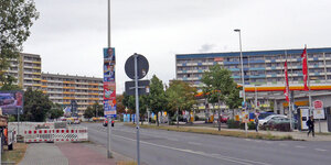 Das Foto zeigt Plattenbauten im Cottbusser Stadtteil Sandow. Im Vordergrund hängen Wahlplakate.