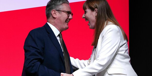 Premierminister Starmer und seine Stellvertreterin Rayner schütteln einander die Hand.