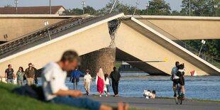 Die eingestürzte Carolabrücke in Dresden, davor Menschen