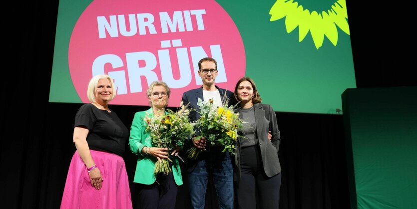 Alexandra Pichl, Antje Töpfer, Benjamin Raschke und Hanna Große Holtrup mit Blumen auf einer Bühne mit der Aufschirft „Nur mit Grün“