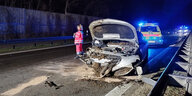 Ein Unfallwagen auf der Autobahn wird von der Polizei gesichert.