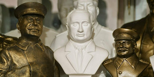 Statuen von Stalin und Putin