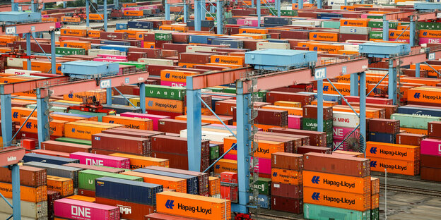 Container werden am Container Terminal Altenwerder (CTA) der Hamburger Hafen und Logistik AG (HHLA) gelagert und verladen.