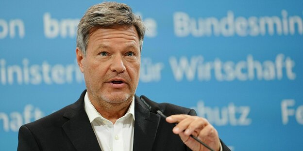 Robert Habeck, Bundesminister für Wirtschaft und Klimaschutz, spricht zu Vertreter:innen der Presse.