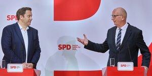 Lars Klingbeil und Dietmar Woidke während einer Pressekonferenz