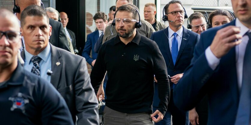 Auf diesem von der US-Armee zur Verfügung gestellten Bild besichtigt der ukrainische Präsident Wolodymyr Selenskyj (Mitte) eine Munitionsfabrik in Scranton, Pennsylvania.