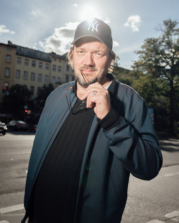 Schauspieler Charly Hübner im Gegenlicht.