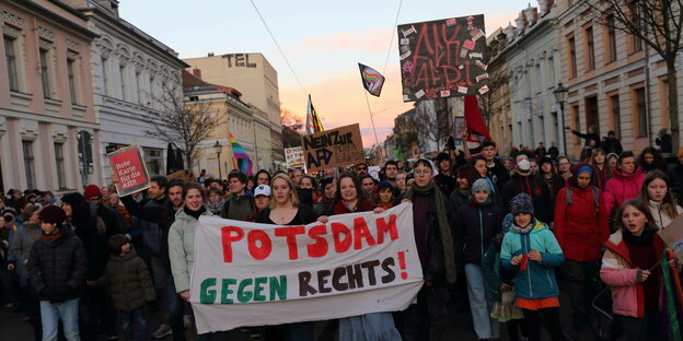 Demonstranten laufen in der Charlottenstraße während einer Demonstration gegen Rechtsextremismus, Potsdam, 25. Februar 2024.