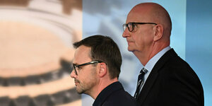 Jan Redmann (l), Landesvorsitzender der CDU in Brandenburg und Spitzenkandidat und Dietmar Woidke, Ministerpräsident und Vorsitzender der SPD in Brandenburg, verlassen ein TV-Studio.