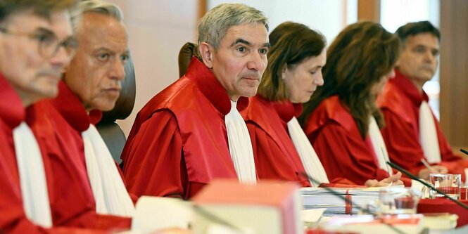 Der Erste Senat des Bundesverfassungsgericht, (l-r) Henning Radtke, Josef Christ, Stephan Harbarth, Vorsitzender des Senats und Präsident des Gerichts, Yvonne Ott, Ines Härtel und Martin Eifert, eröffnet die mündliche Verhandlung zur Abschöpfung von Überschusserlösen nach der Strompreisbremse.