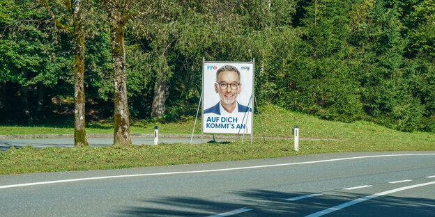 Ein Wahlkampfschild der FPÖ steht am Rand einer österreichischen Landstraße