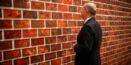 Bundeskanzler Olaf Scholz (SPD), besucht das Museum of Modern Art, Moma, und steht in der Retrospektive des deutschen Künstlers Thomas Schütte geführt am Werk «Große Mauer» (Large Wall, 1977).