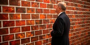 Bundeskanzler Olaf Scholz (SPD), besucht das Museum of Modern Art, Moma, und steht in der Retrospektive des deutschen Künstlers Thomas Schütte geführt am Werk «Große Mauer» (Large Wall, 1977).