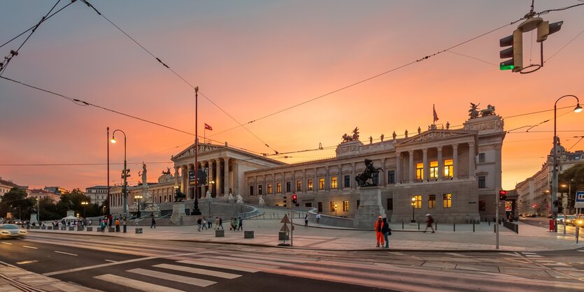 Sonnenuntergang hinter Wiener Parlament