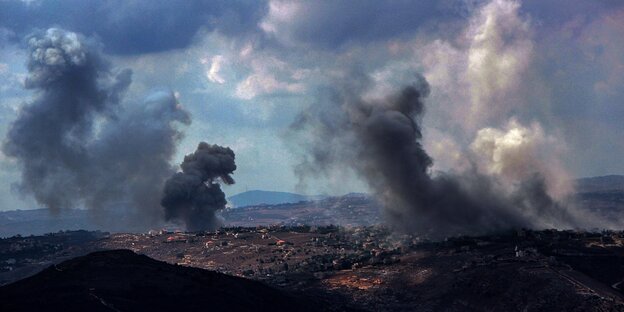 Eine Landschaft an der grenze zwischen Israel und dem Libanon, Rauch steigt auf