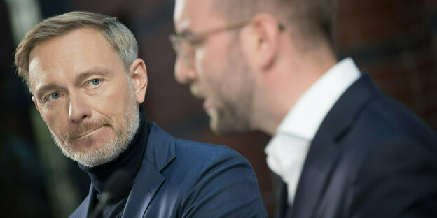 Christian Lindner (l), FDP-Bundesvorsitzender, und Zyon Braun, brandenburgischer Spitzenkandidaten der FDP, stehen während einer Pressekonferenz der FDP nebeneinander.