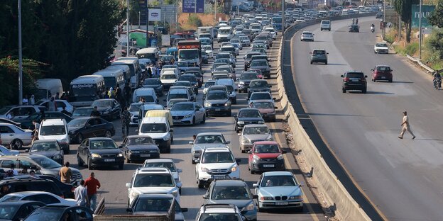 Stau in nur einer Fahrtrichtung auf einer Autobahn im libanon