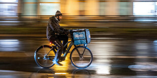 Mann auf Fahrrad mit "Wolt-Liefertasche