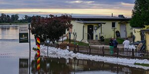 Ein Restaurant wird mit einem Wall aus Sandsäcken vor dem Hochwasser der Oder geschützt.