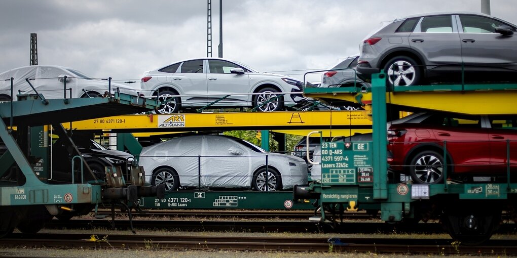 VW-Autos auf einem Güterzug