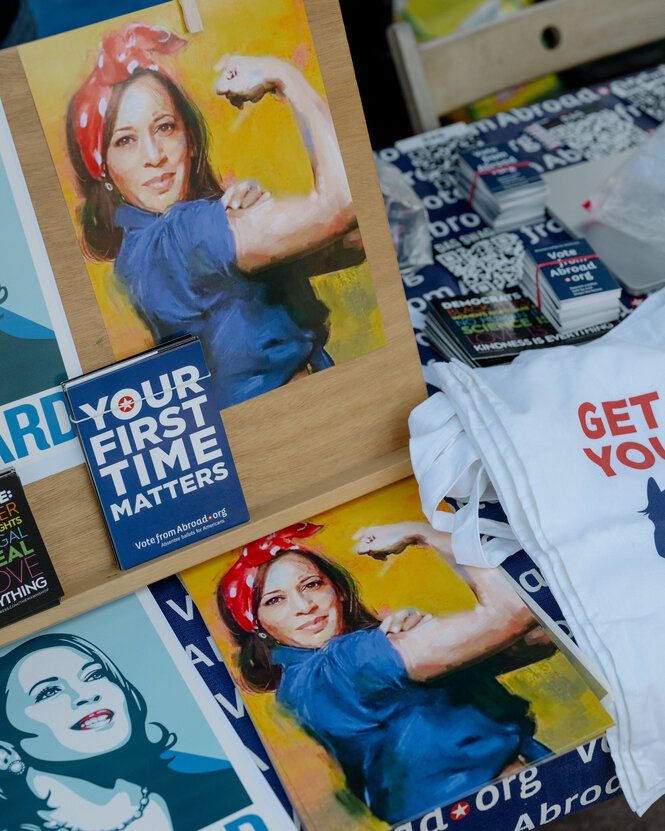 Detailaufnahme von einem Tisch mit dem Merch mit Kamala Harris Bild.