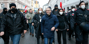 Demonstrierende protestieren gegen Covid-19 Maßnahmen am Landhausplatz und weiter durch die Innenstadt von Innsbruck, Tirol, Österreich