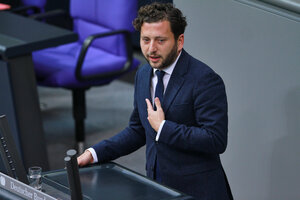 Felix Banaszak am Podium im Bundestag